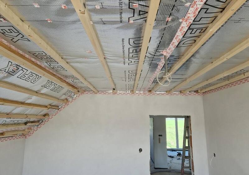 Parozábrana a drevený rošt na strope podkrovia pred montážou podhľadu